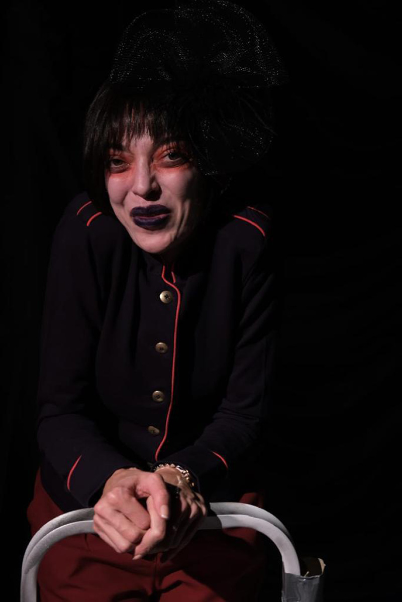 Anahtar Deliğinden Gişeye Bakan Üç Kişi Ve Sonat Galeri 8