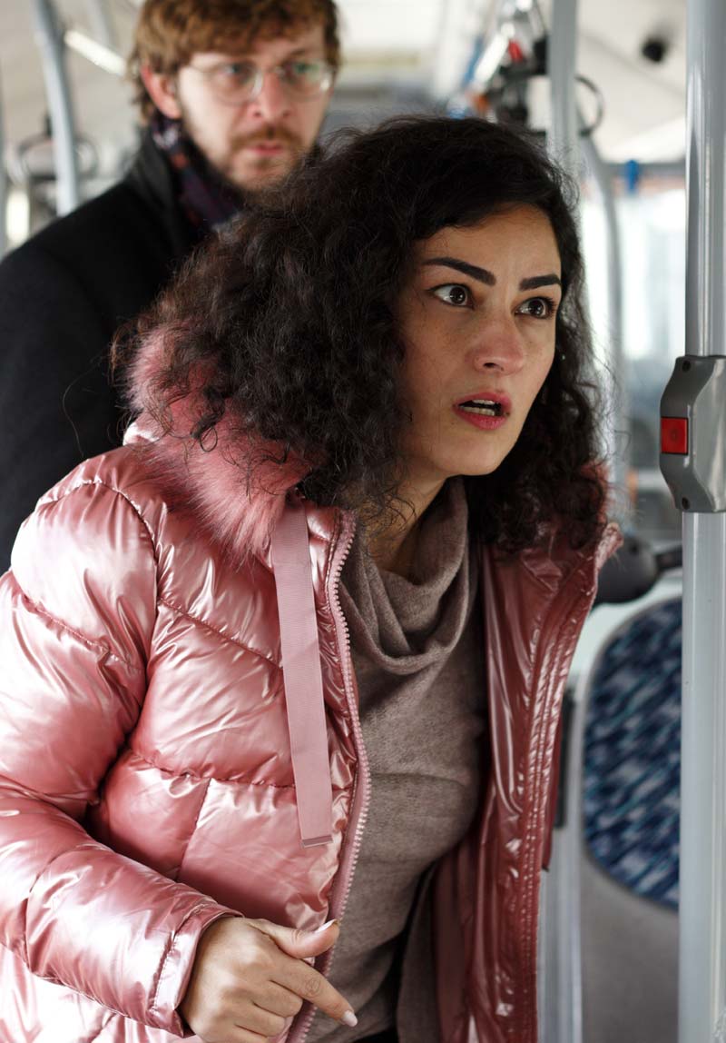 Çok Uzak Çok Yakın Poster