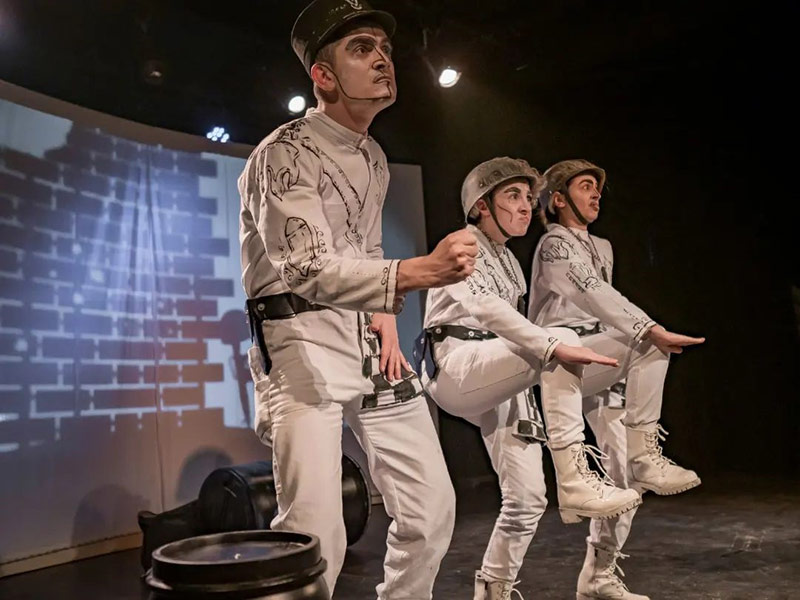 Onu Bir Su Birikintisine Atsan İki Günde Parmaklarının Arası Yüzgeç Gibi Deri Bağlar Galeri 3