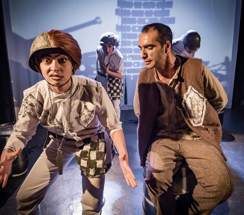 Onu Bir Su Birikintisine Atsan İki Günde Parmaklarının Arası Yüzgeç Gibi Deri Bağlar Galeri 5