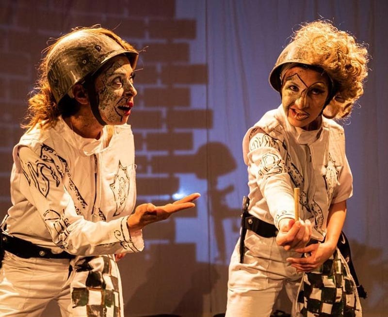 Onu Bir Su Birikintisine Atsan İki Günde Parmaklarının Arası Yüzgeç Gibi Deri Bağlar Galeri 7