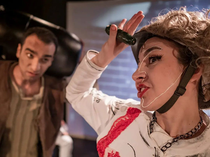 Onu Bir Su Birikintisine Atsan İki Günde Parmaklarının Arası Yüzgeç Gibi Deri Bağlar Galeri 4