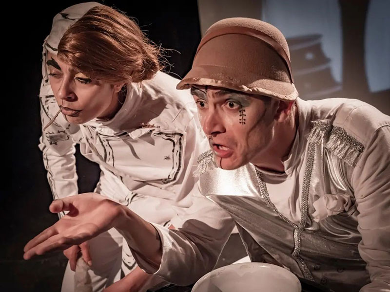 Onu Bir Su Birikintisine Atsan İki Günde Parmaklarının Arası Yüzgeç Gibi Deri Bağlar Galeri 2