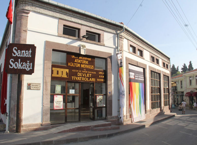 Urla Atatürk Kültür Merkezi Sahnesi Resmi 1