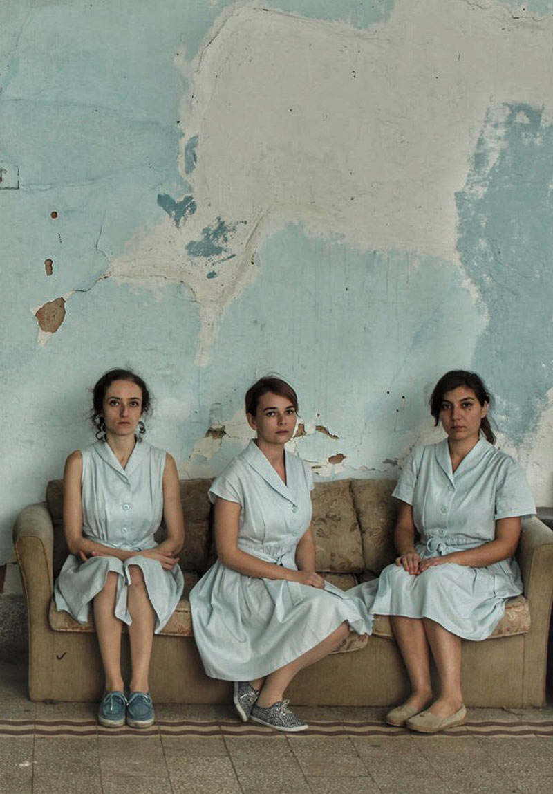 Evdeydim ve Yağmurun Gelmesini Bekliyordum Poster