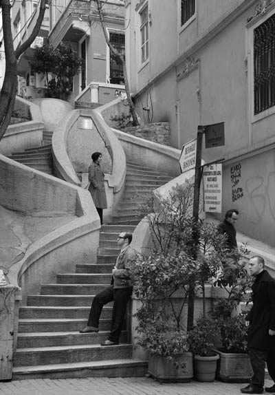 Merdivenden İnen Sanatçı Poster