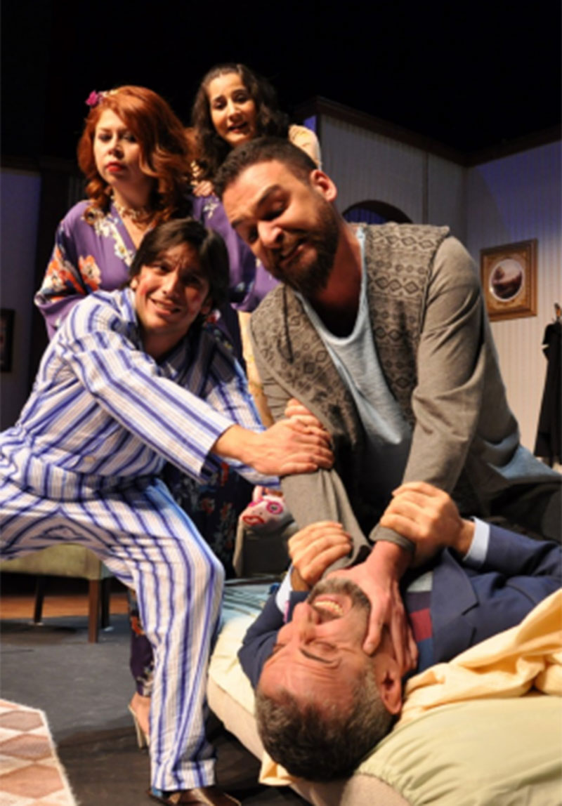 Tek Daire İki Aile Poster